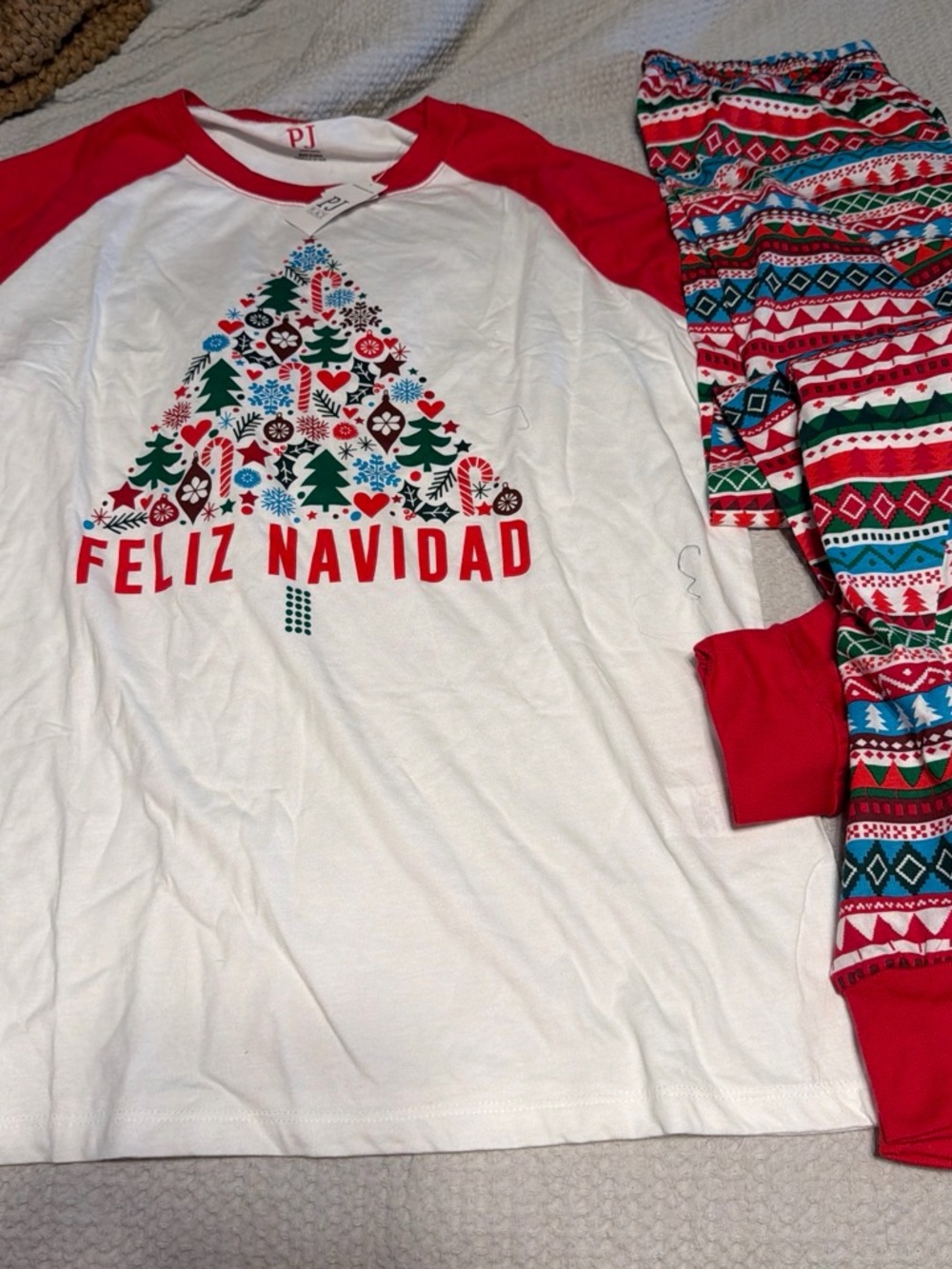Red & White 'Feliz Navidad' Holiday Pajama Set